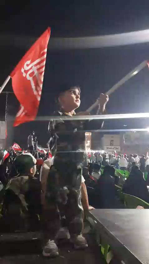 علم داری فرزند شهید جنگ‌ رمضان، حسین ابراهیمی در تجمع جانفدا لامرد