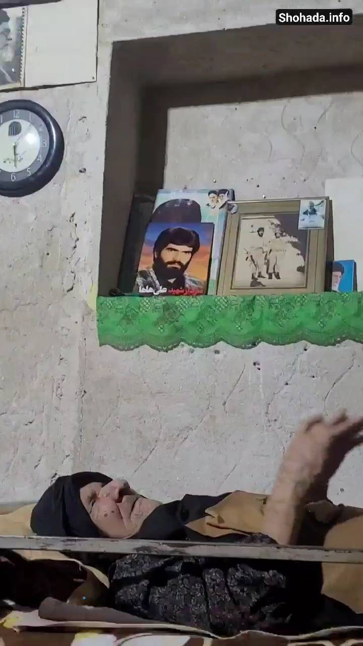 مادر شهید به اسرار خودش در خانه ای که شهید با دستان خودش ساخته بود زندگی می کرد